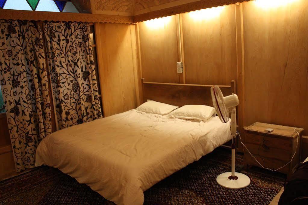 Khilona Luxury Heritage Houseboats Srīnagar Eksteriør billede